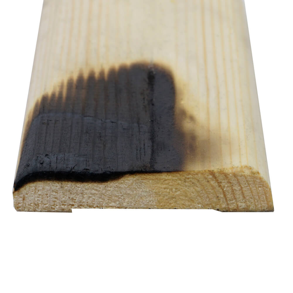 Правая половина образца обработана ОГНЕЗА-ЛАК. Покрытие защитило древесину от возгорания. 
